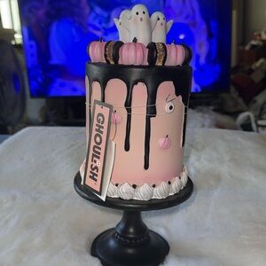 NEW Ghoulish Halloween pink ghost macaroon
 Cake
